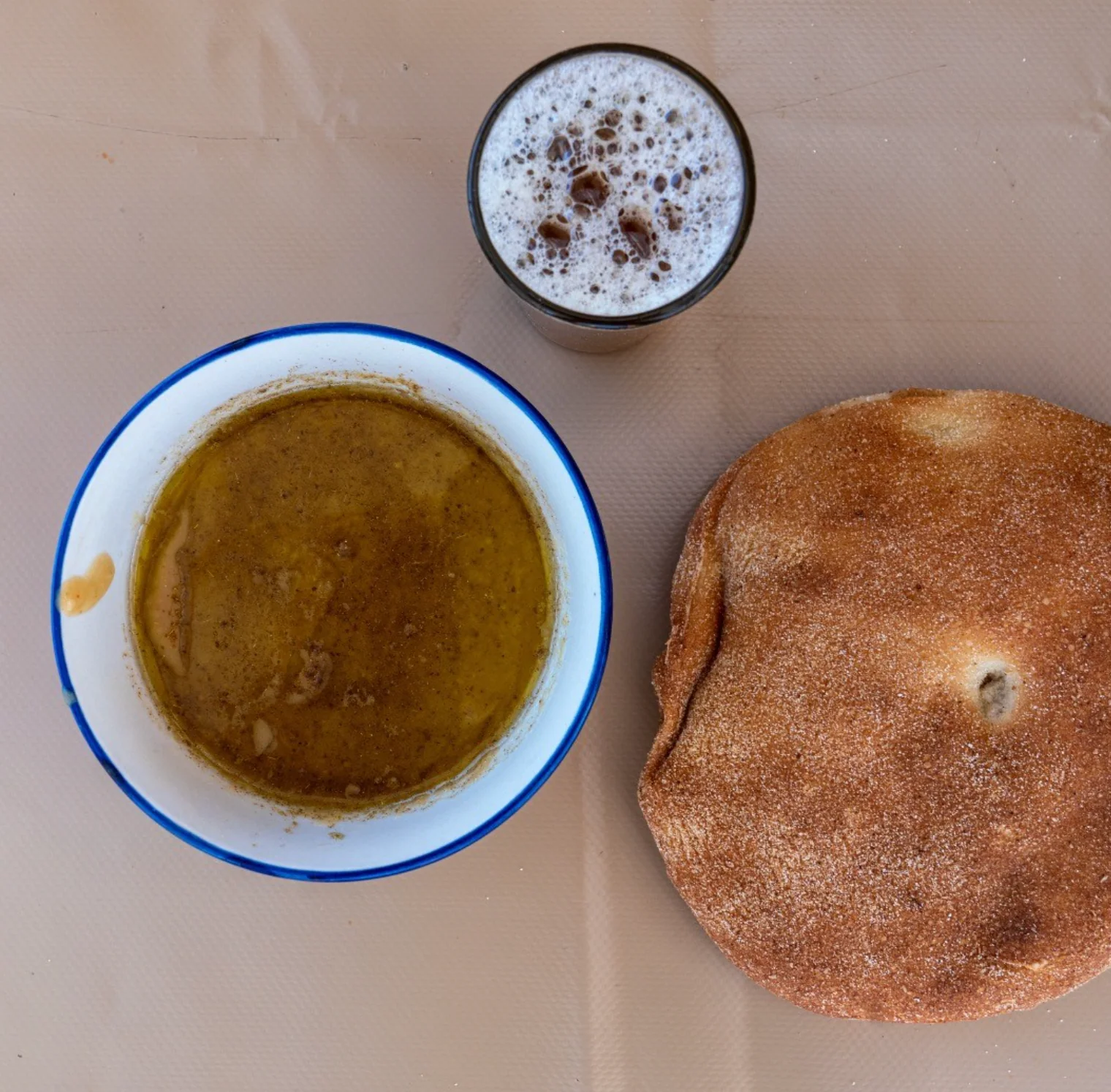 Traditionelles marokkanisches Brot und Frühstück