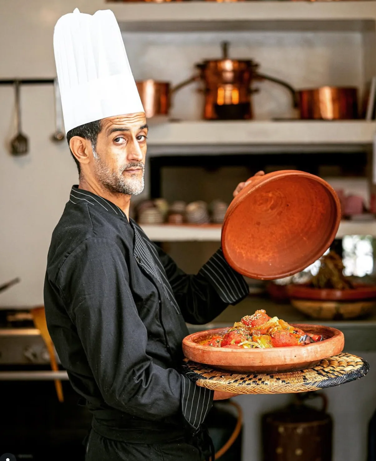 Traditionelle marokkanische Tajine beim Kochen