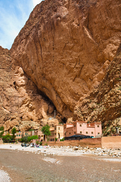 Das Höhlenhotel in der Todra-Schlucht in Marokko ist ein einzigartiges und beeindruckendes Hotel, das sich in die natürliche Umgebung der Schlucht einfügt. Das Besondere an diesem Hotel ist, dass es direkt in die Felswände der Schlucht hineingebaut ist, sodass die Gäste in echten Höhlen übernachten können. Die Architektur und das Design des Hotels sind an die traditionelle Berberarchitektur angelehnt und bieten somit ein authentisches marokkanisches Erlebnis. Die Zimmer im Höhlenhotel sind komfortabel und gemütlich eingerichtet und bieten einen atemberaubenden Blick auf die beeindruckenden Felsformationen der Todra-Schlucht. Einige Zimmer verfügen sogar über private Terrassen oder Balkone, von denen aus man die spektakuläre Landschaft genießen kann. Für wen ist das etwas? Das Höhlenhotel in der Todra-Schlucht ist ideal für Reisende, die ein einzigartiges und unvergessliches Erlebnis suchen. Es eignet sich besonders für Naturliebhaber, Wanderer und Abenteurer, die die beeindruckende Landschaft der Schlucht erkunden möchten, sowie für alle, die sich nach Ruhe und Entspannung inmitten einer atemberaubenden Naturkulisse sehnen. Neben dem Höhlenhotel gibt es in der Todra-Schlucht noch viele weitere Sehenswürdigkeiten und Aktivitäten, die Besucher genießen können. Die Schlucht ist ein beliebtes Ziel für Wanderer und Kletterer, die die beeindruckenden Felsformationen erkunden möchten. Es gibt auch mehrere traditionelle Berberdörfer in der Umgebung, die einen Einblick in das traditionelle Leben der Berberkultur bieten. Außerdem können Besucher die lokale Küche in den traditionellen Restaurants der Region genießen und die Gastfreundschaft der Einheimischen erleben.